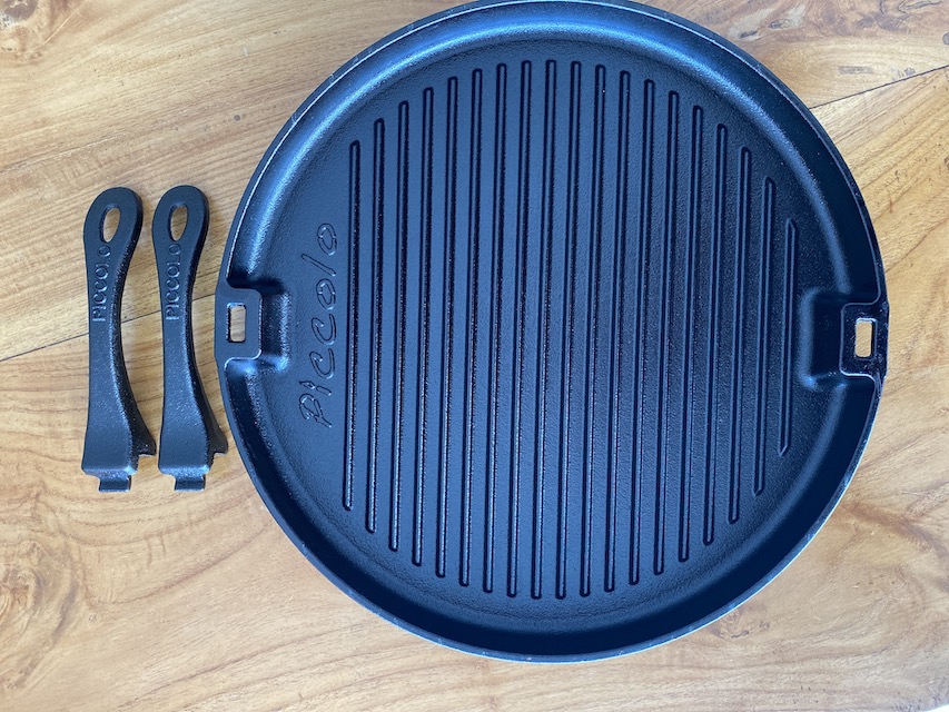 Cast iron grill pan with removable handles